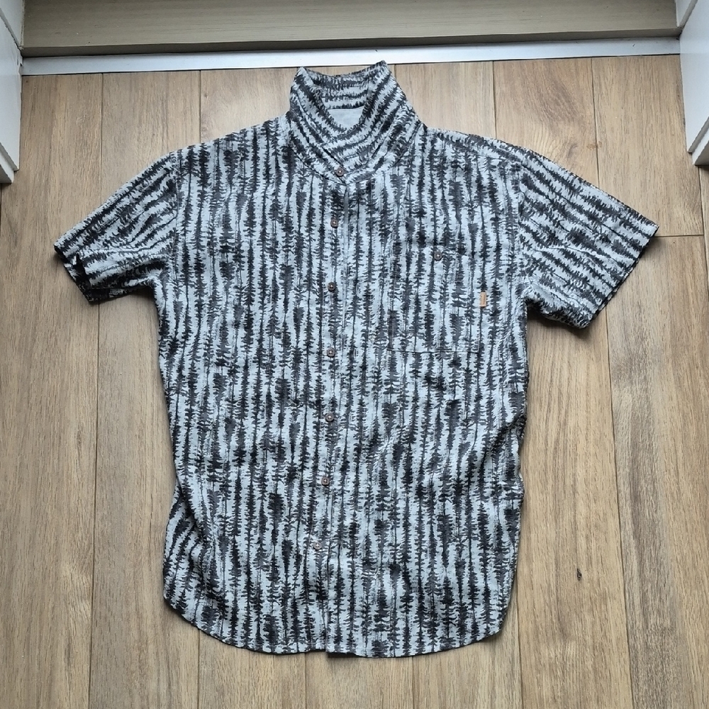 Tentree button up short sleeve T in men's medium shadow tones